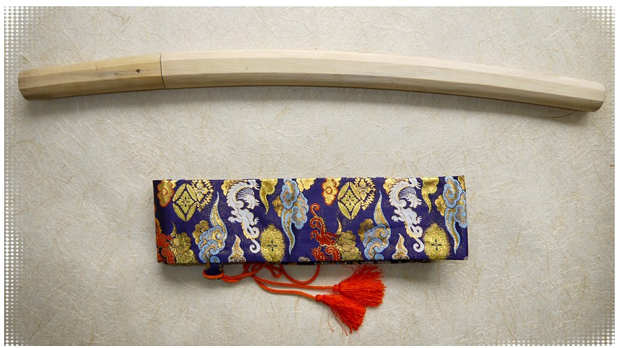 ножны японского меча широ-сая и чехол из шелковой парчи
