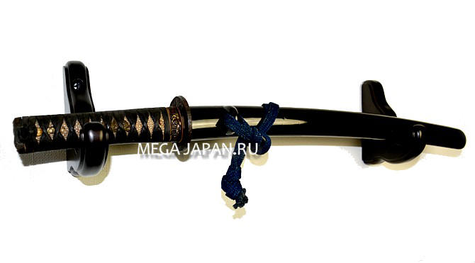 самурайский меч на настенной подставке