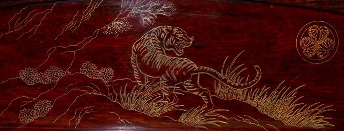 изображение пейзажа с тигром на японской подставке для мечей