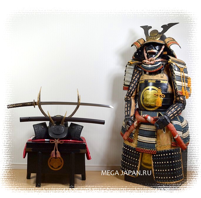 японская резная подставка для двух мечей в форме самурайского шлема кабуто, эпоха Мэйдзи