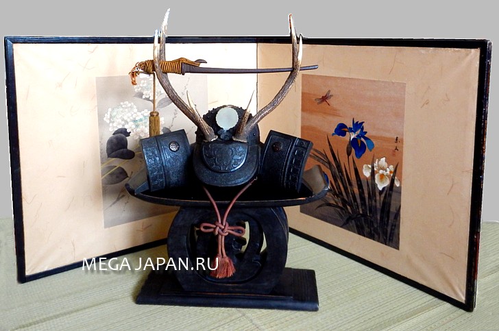 японская ширма и подставка резная для двух мечей в форме самурайского шлема, 1900-е гг.