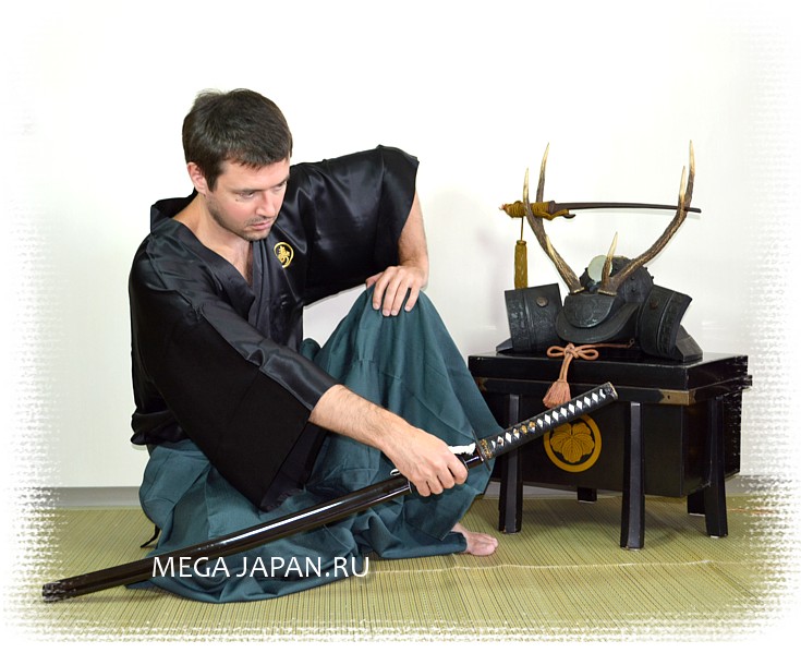 японские антикварные мечи и сбяряжение самурая