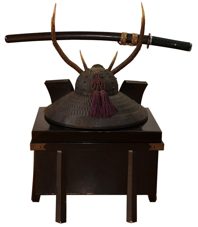 японская старинная подставка для одного или двух мечей в форме самурайского шлема, эпоха Мэйдзи
