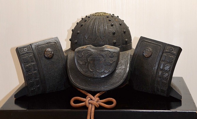японская старинная подставка для одного или двух мечей в форме самурайского шлема, эпоха Мэйдзи