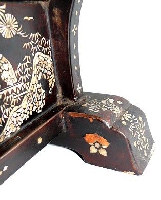 японская старинная подставка с инкрустацией перламутром для трех самурайских мечей, деталь