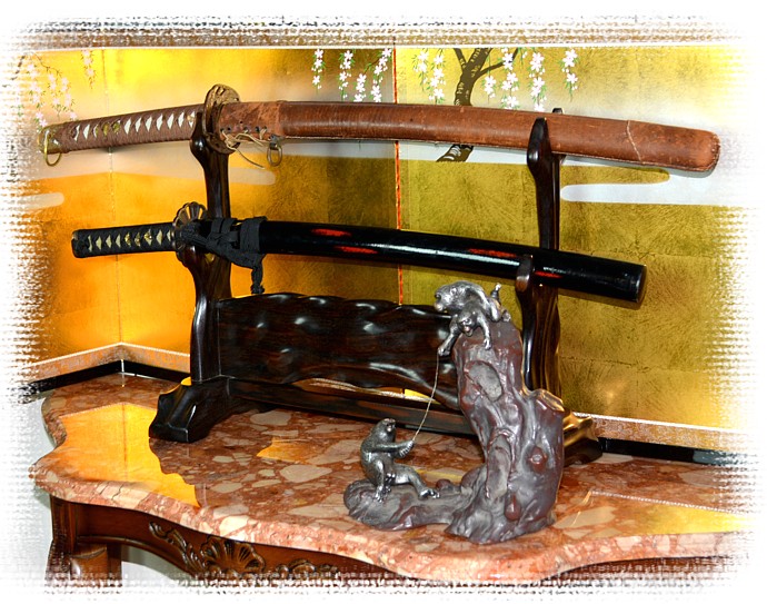 японское искусство: подставка из эбенового дерева дле катаны, коллекционная бронза статуэтка, ширма с росписью и два самурайских меча