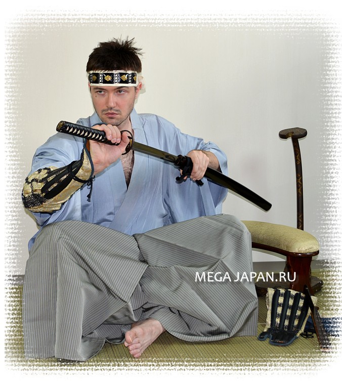 предметы самураиского искусства: подставка для меча, боецой веер гунсэн