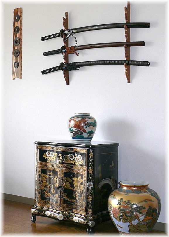 японский интерьер. коллекция самураских мечей и гард 