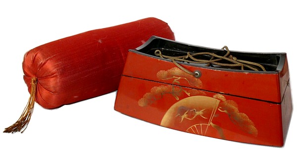 японский лаковый подголовник с шелковой подушекой и зеркалом