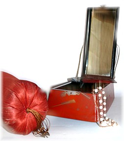 японский деревянный подголовник с шелковой подушекой и зеркалом