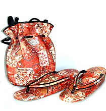 японская традиционная женская обувь и сумочка