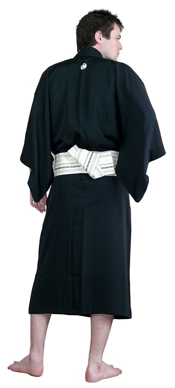 японское традиционное шелковое кимоно и пояс оби
