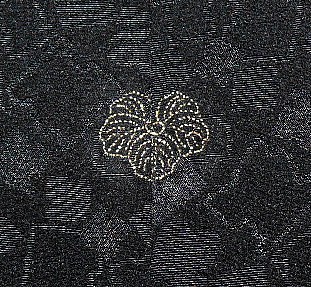 вышивка на спинке женского хаори в виде герба - мона