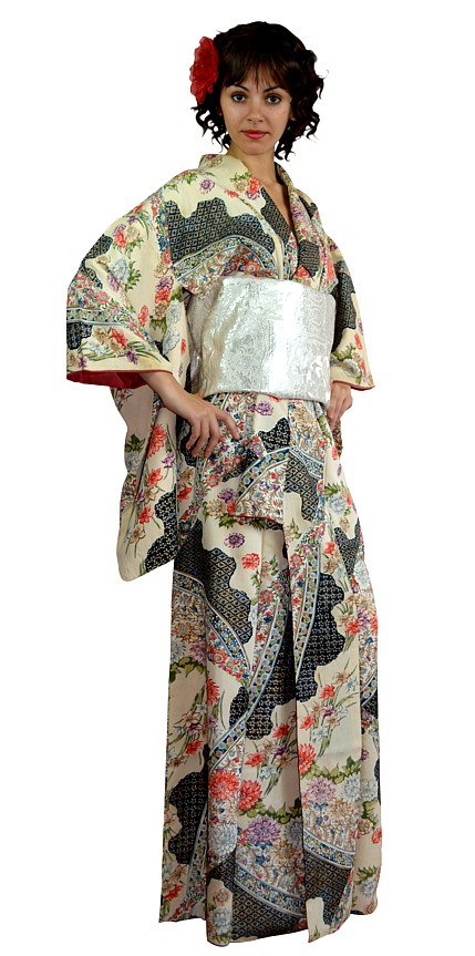 японское традиционное кимоно и пояс оби