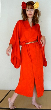 японское женское кимоно из алого шелка