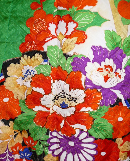 деталь рисунка и вышивки на японском шелковом кимоно