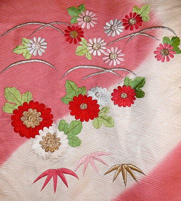 фрагмент вышивки на шелковом кимоно