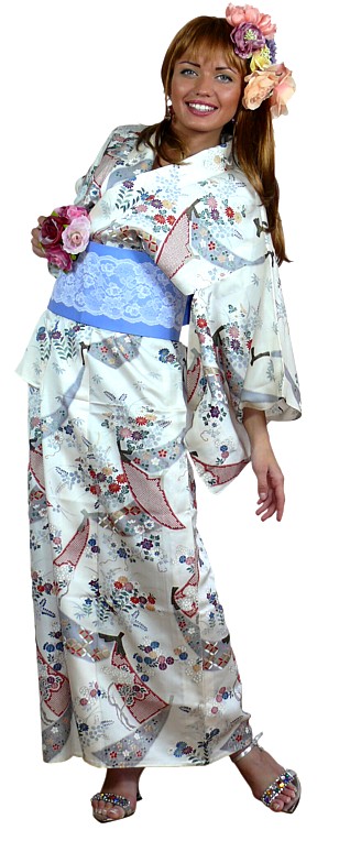 японское страинное шелковое кимоно