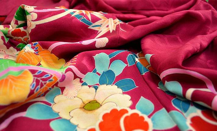 японское кимоно: деталь росписи шелка
