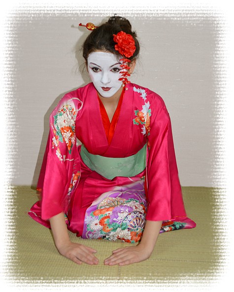 японское традиционное кимоно молодой девушки