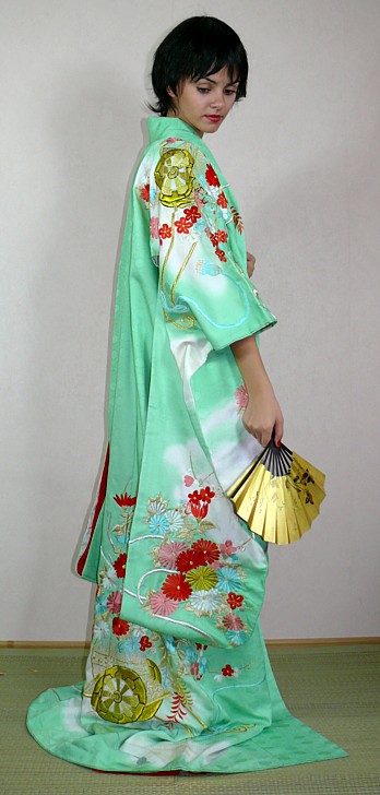 японское традиционное шелковое кимоно с вышивкой